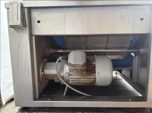 Hopper and screw feeder