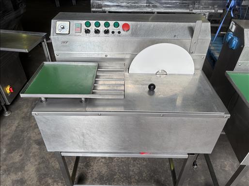 Chocolate tempering machine