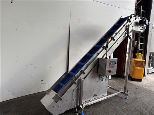 Flighted elevator conveyor
