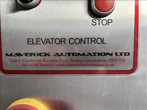 Flighted elevator conveyor