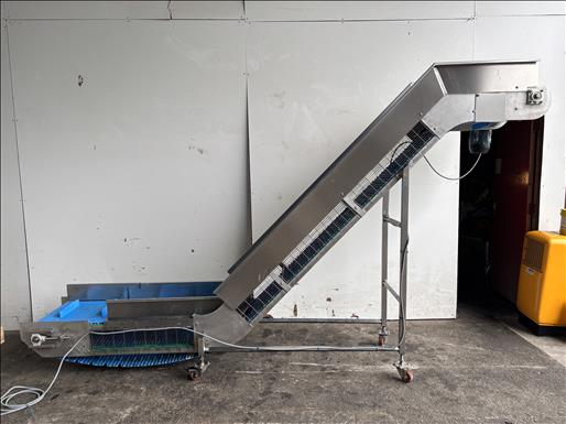 Flighted elevator conveyor