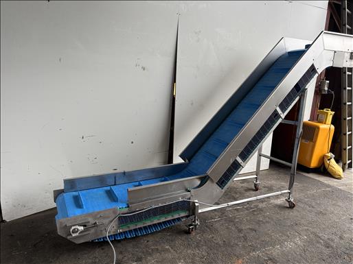 Flighted elevator conveyor