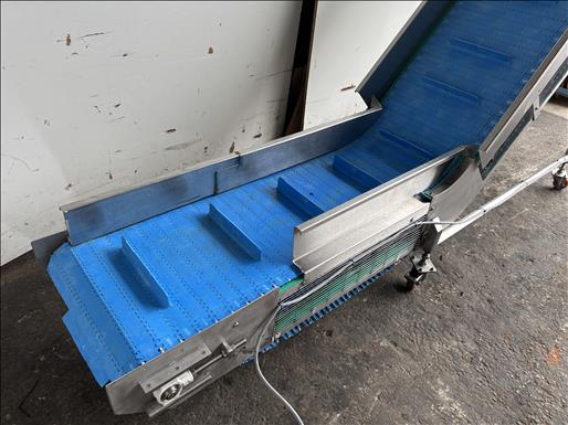 Flighted elevator conveyor
