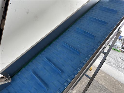 Flighted elevator conveyor