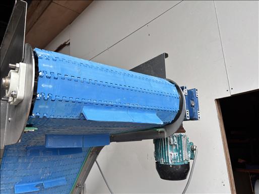Flighted elevator conveyor