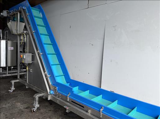 Flighted elevator conveyor