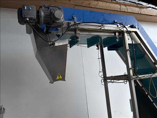 Flighted elevator conveyor