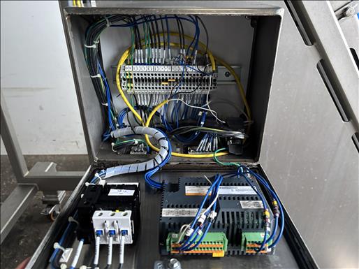 Flighted elevator conveyor