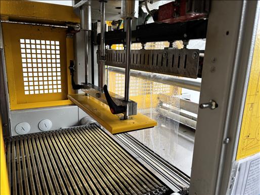 Monoblock semi auto shrink wrapper with sealing bar