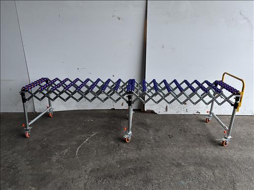 Flexible roller conveyor