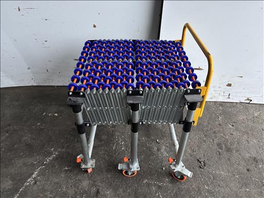 Flexible roller conveyor