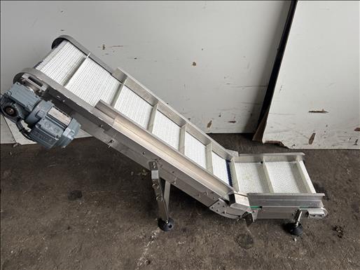 Flighted elevator conveyor