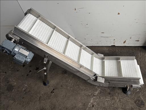 Flighted elevator conveyor