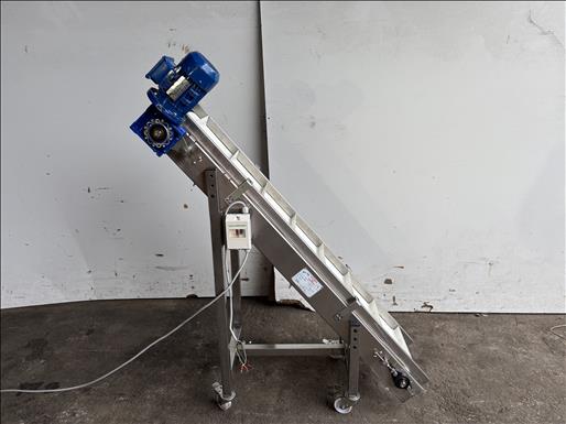 Flighted elevator conveyor