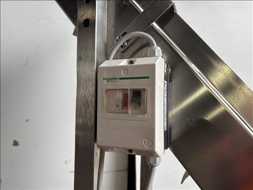 Flighted elevator conveyor