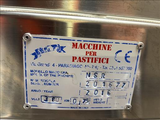 Flighted elevator conveyor