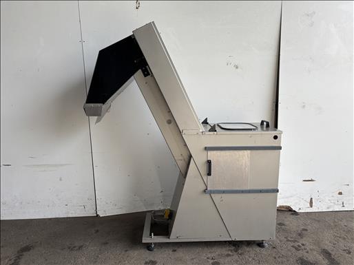 Flighted elevator conveyor