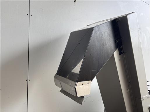 Flighted elevator conveyor