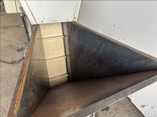 Flighted elevator conveyor