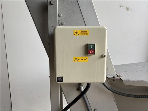 Flighted elevator conveyor