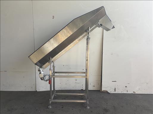 Flighted elevator conveyor