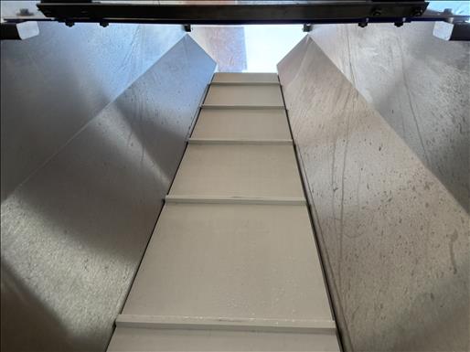 Flighted elevator conveyor