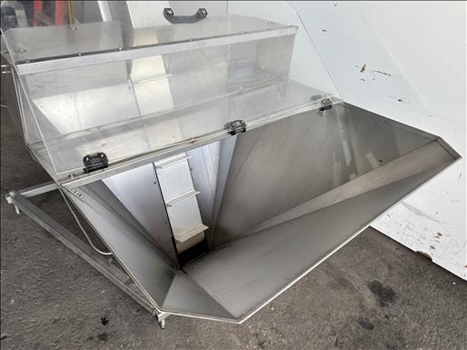 Flighted elevator conveyor