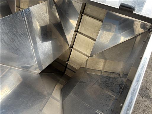 Flighted elevator conveyor