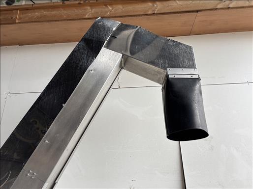 Flighted elevator conveyor