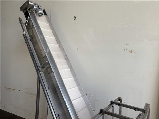 flighted elevator conveyor