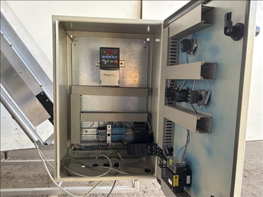 flighted elevator conveyor