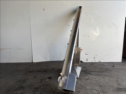 Flighted elevator conveyor