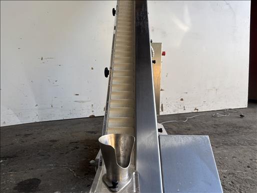 Flighted elevator conveyor