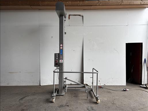 Mobile tote bin hoist