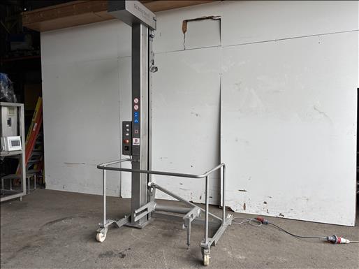 Mobile tote bin hoist