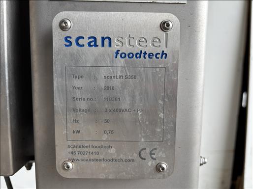 Mobile tote bin hoist