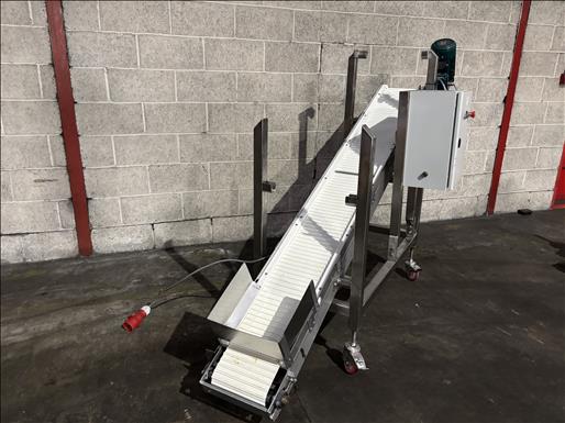 Flighted elevator conveyor