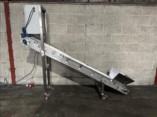 Flighted elevator conveyor