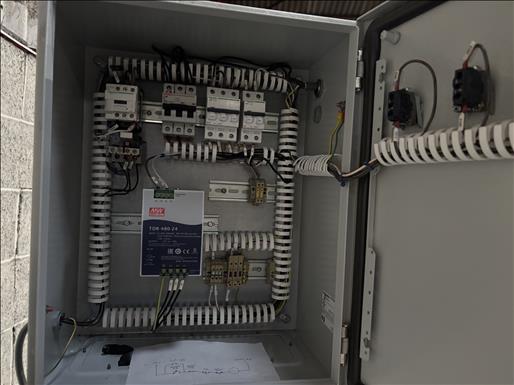Flighted elevator conveyor