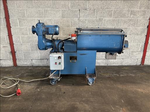 Ribbon blender